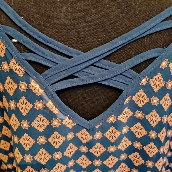 Elegant Women's Blue and Tan Patterned Blouse - Picture 5 of 7